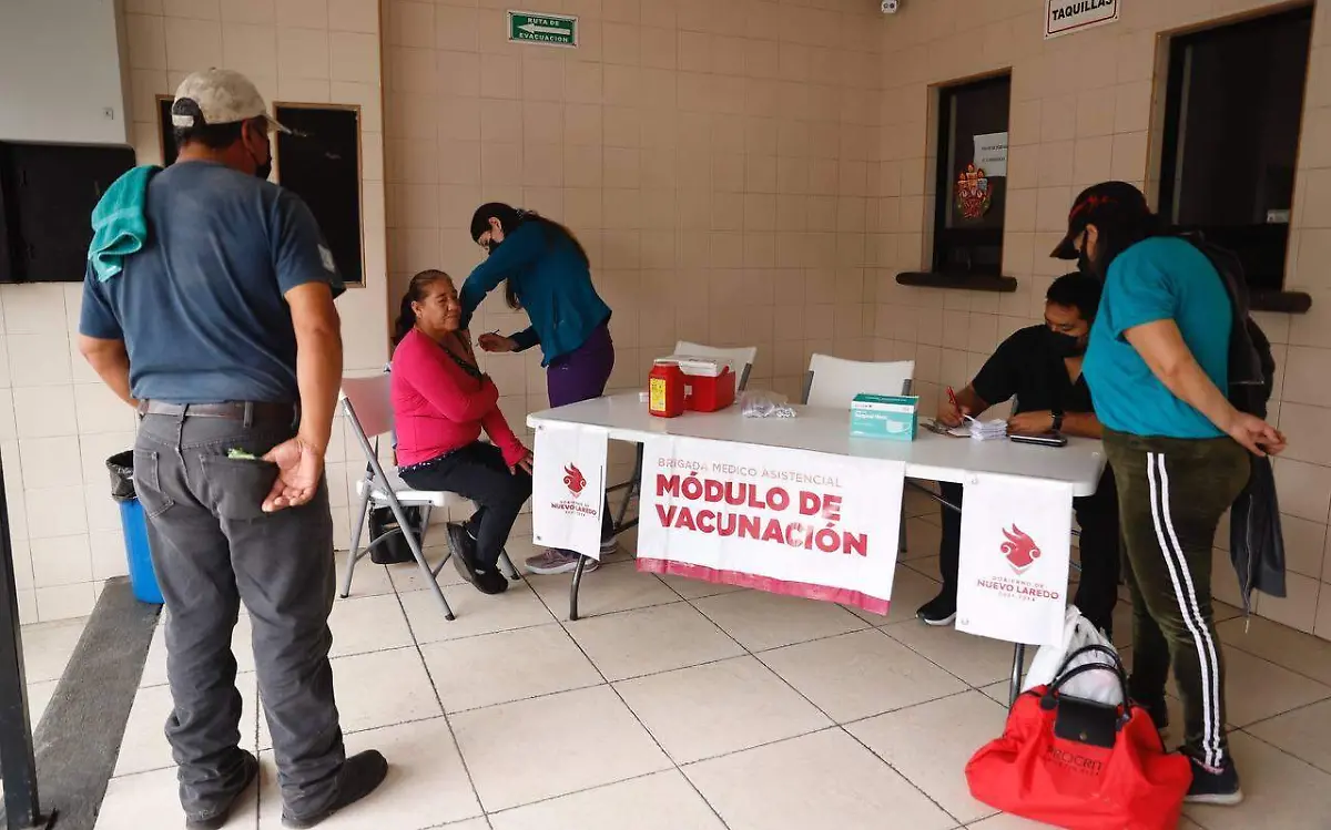 NLD lleva vacuna de la influenza a usuarios del transporte público 